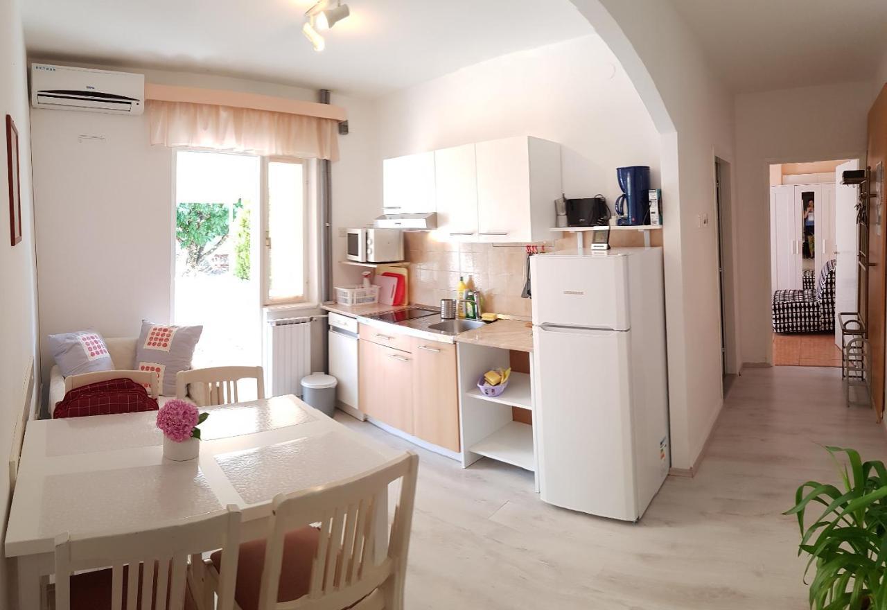 Apartments Lori ポレッチ エクステリア 写真