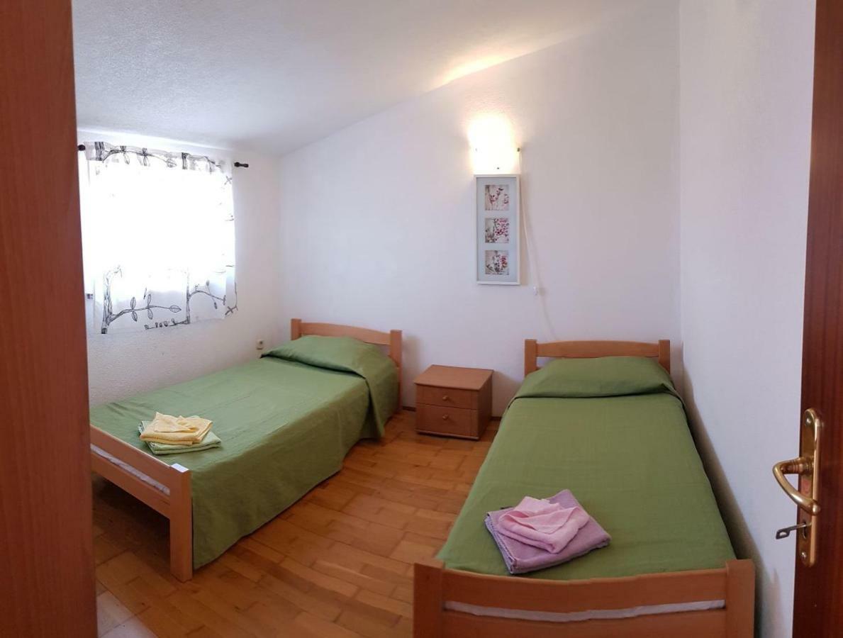 Apartments Lori ポレッチ エクステリア 写真